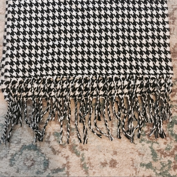 Houndstooth Scarf - Picture 2 of 4